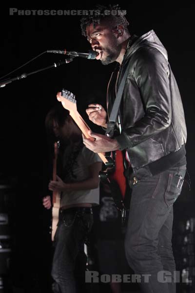 BLOC PARTY - 2009-02-10 - PARIS - Olympia - Rowland Kelechukwu Okereke - Russell Dean Lissack